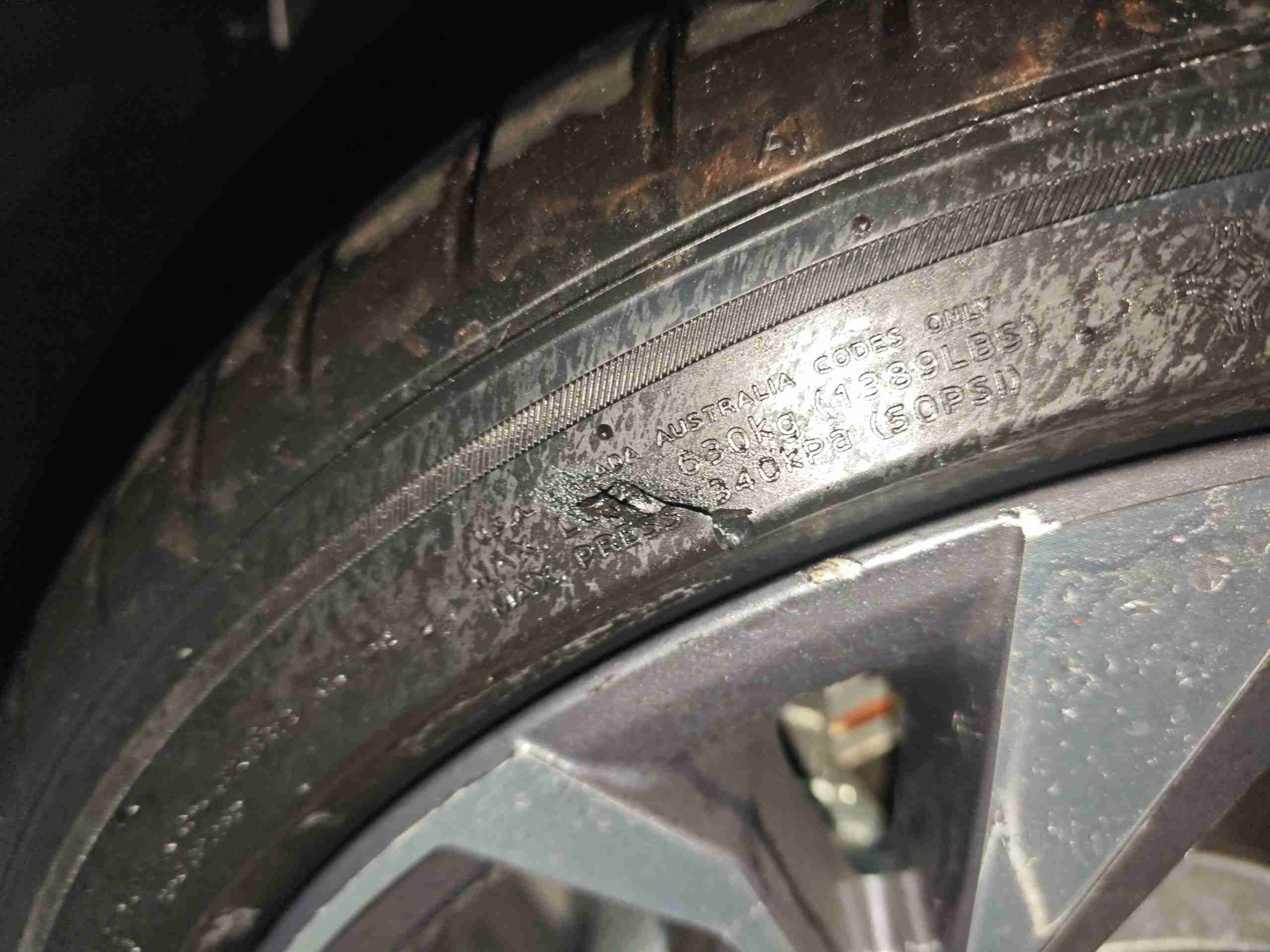 左前轮胎侧面破损实拍