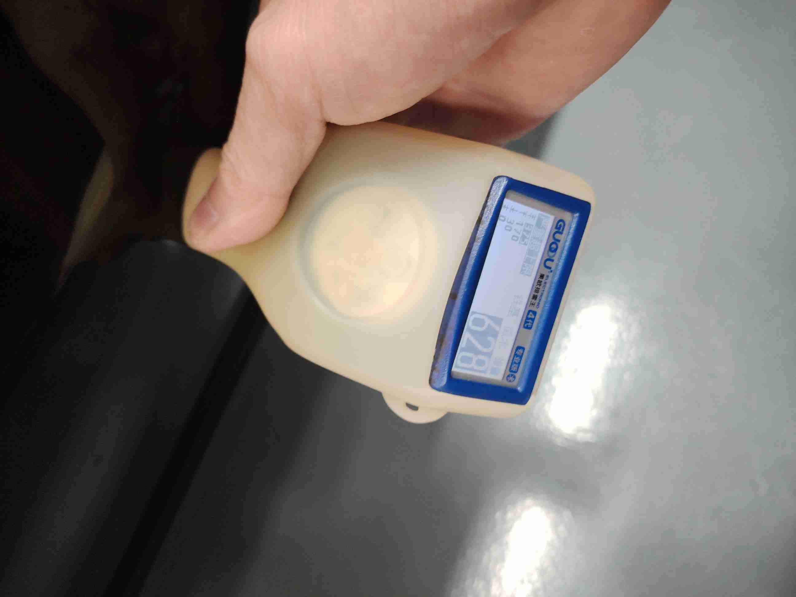 右侧后门钣金喷漆痕迹实拍