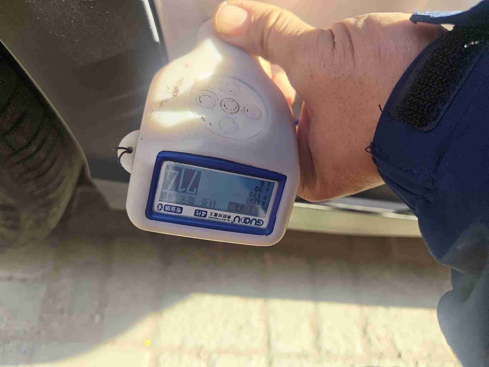 右侧后门轻微钣金痕迹实拍