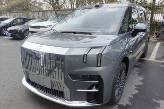 极氪009 2024款 六座行政版四驱 108kWh