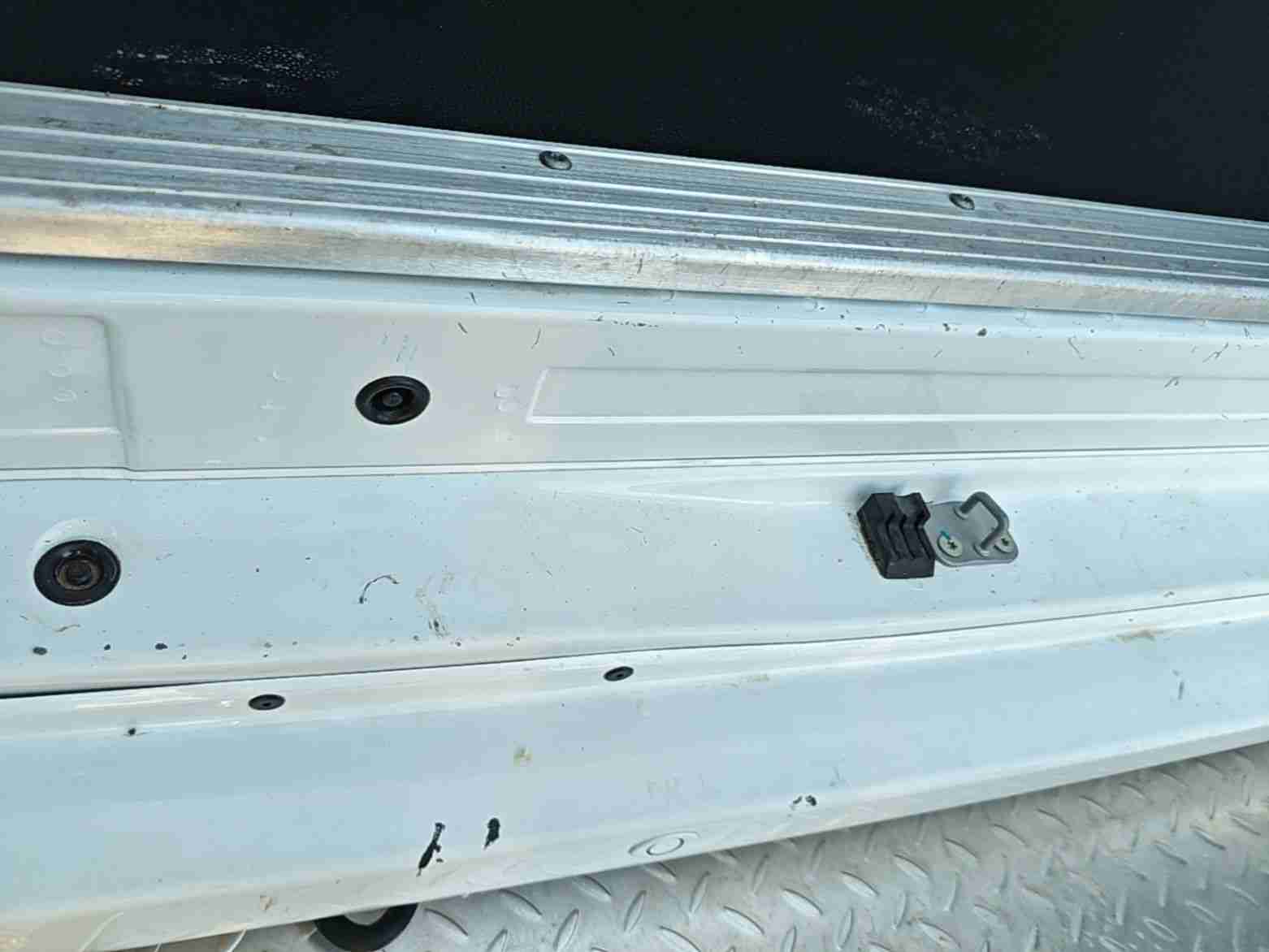 车辆后围板轻微变形实拍