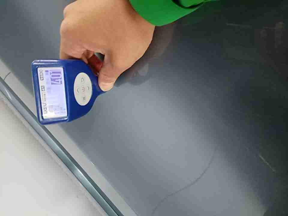 右侧前门漆面钣金修复痕迹实拍