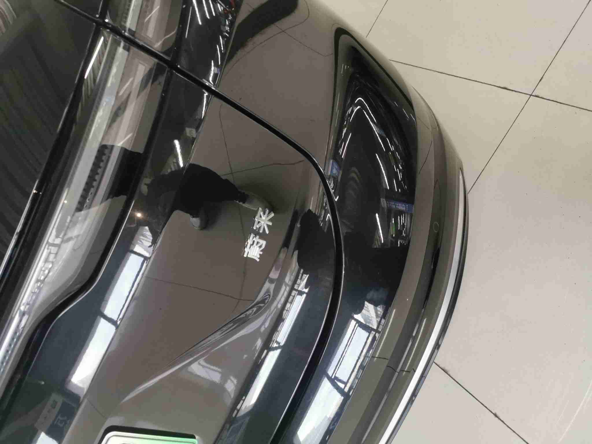 后备箱盖喷漆痕迹实拍