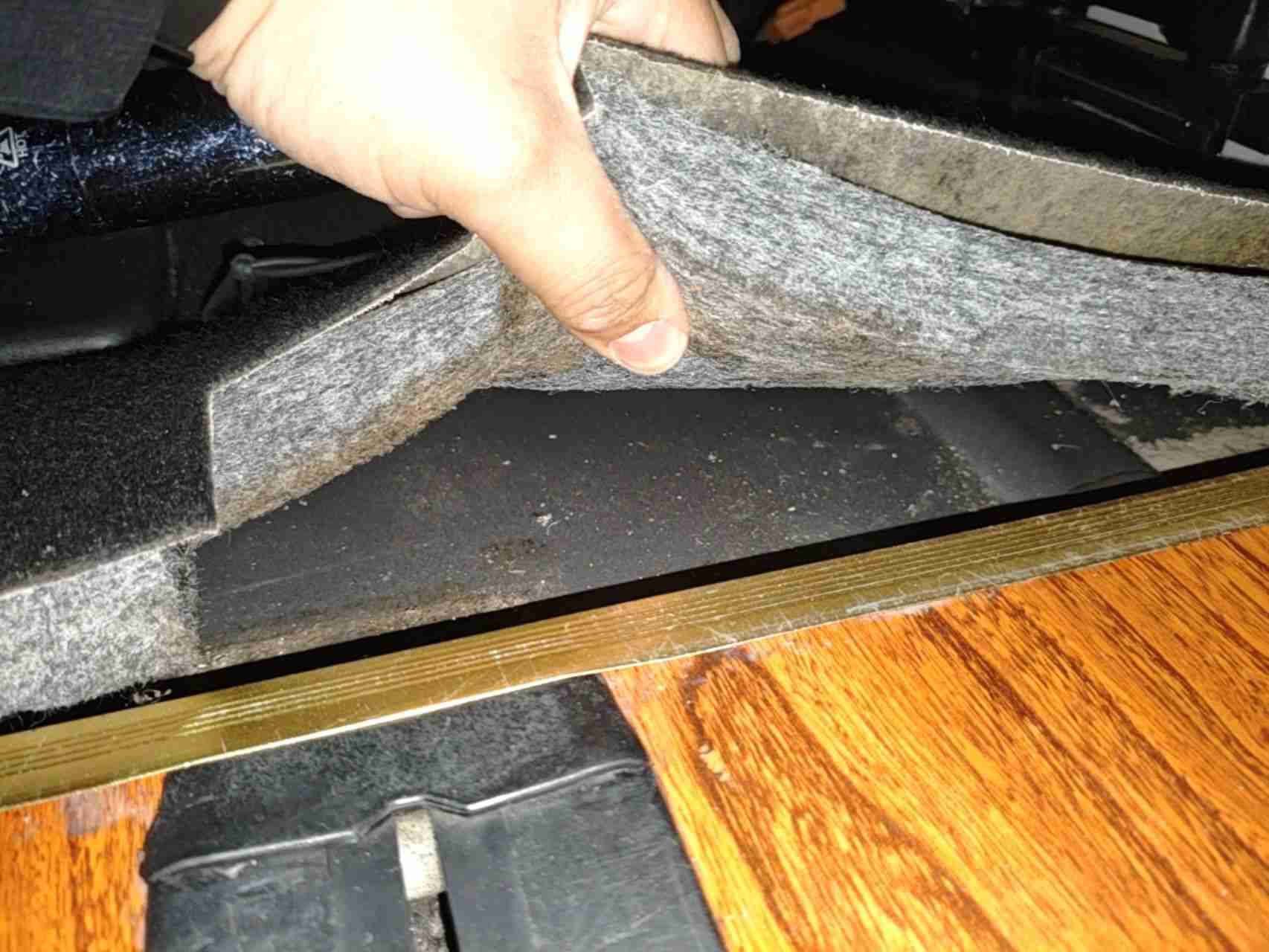 左前地毯局部水渍痕迹实拍