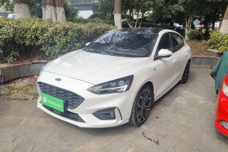 福特 福克斯 2021款 三厢 EcoBoost 180 自动ST Line