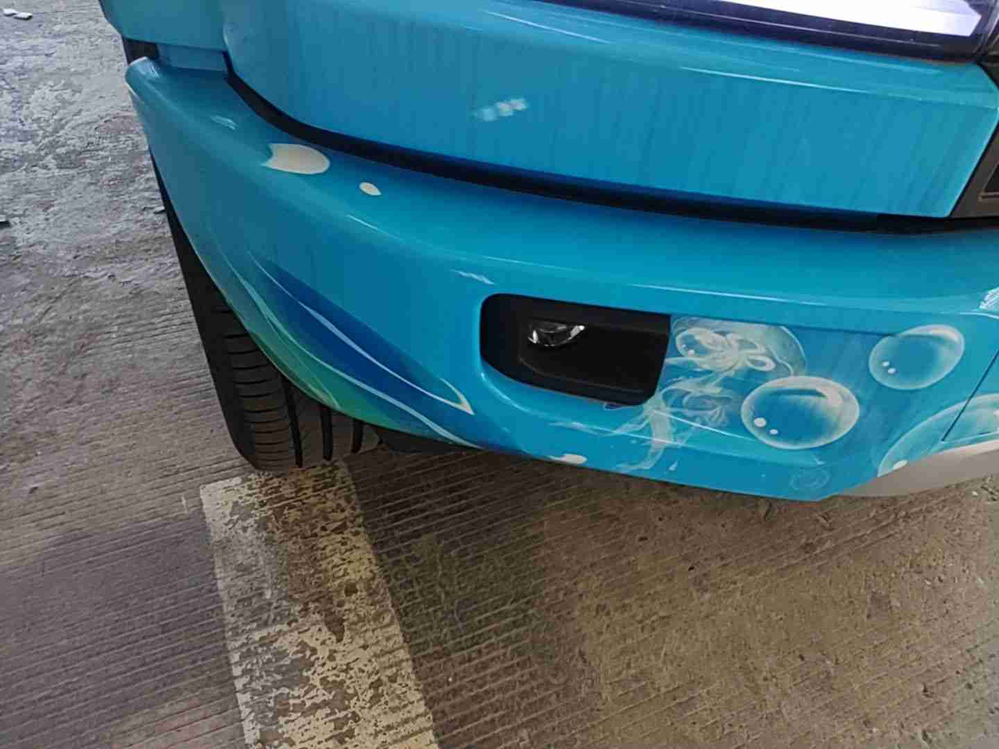 车头前保险杠拆卸痕迹实拍