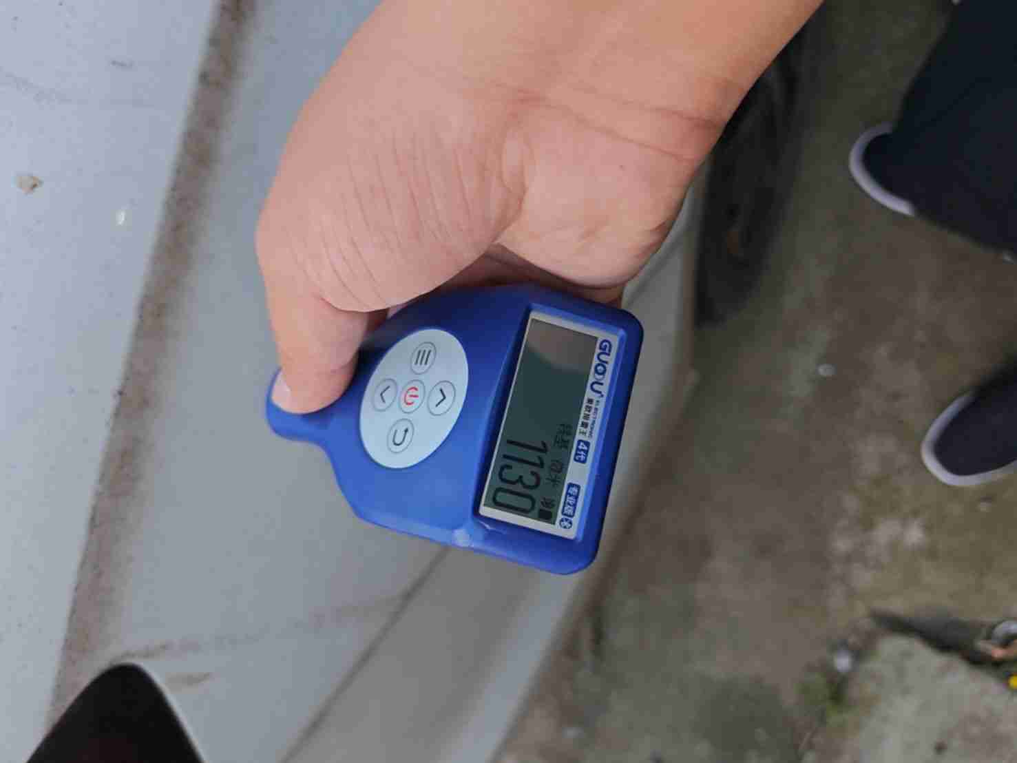 右后翼子板漆面修复痕迹实拍
