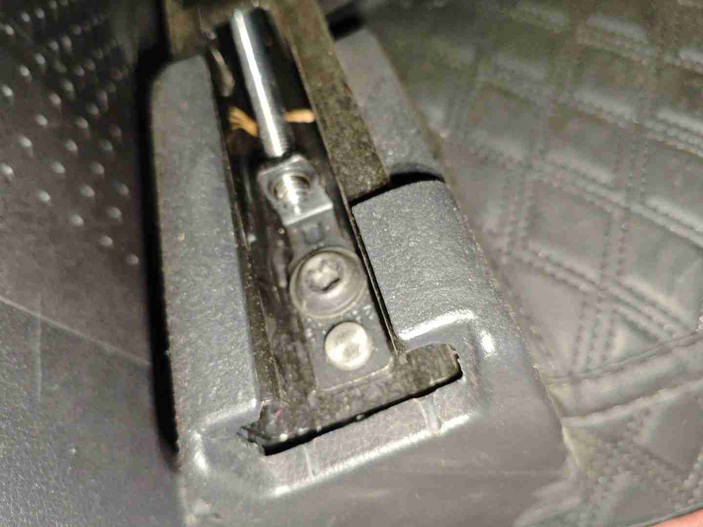 左前座椅滑轨拆卸痕迹实拍