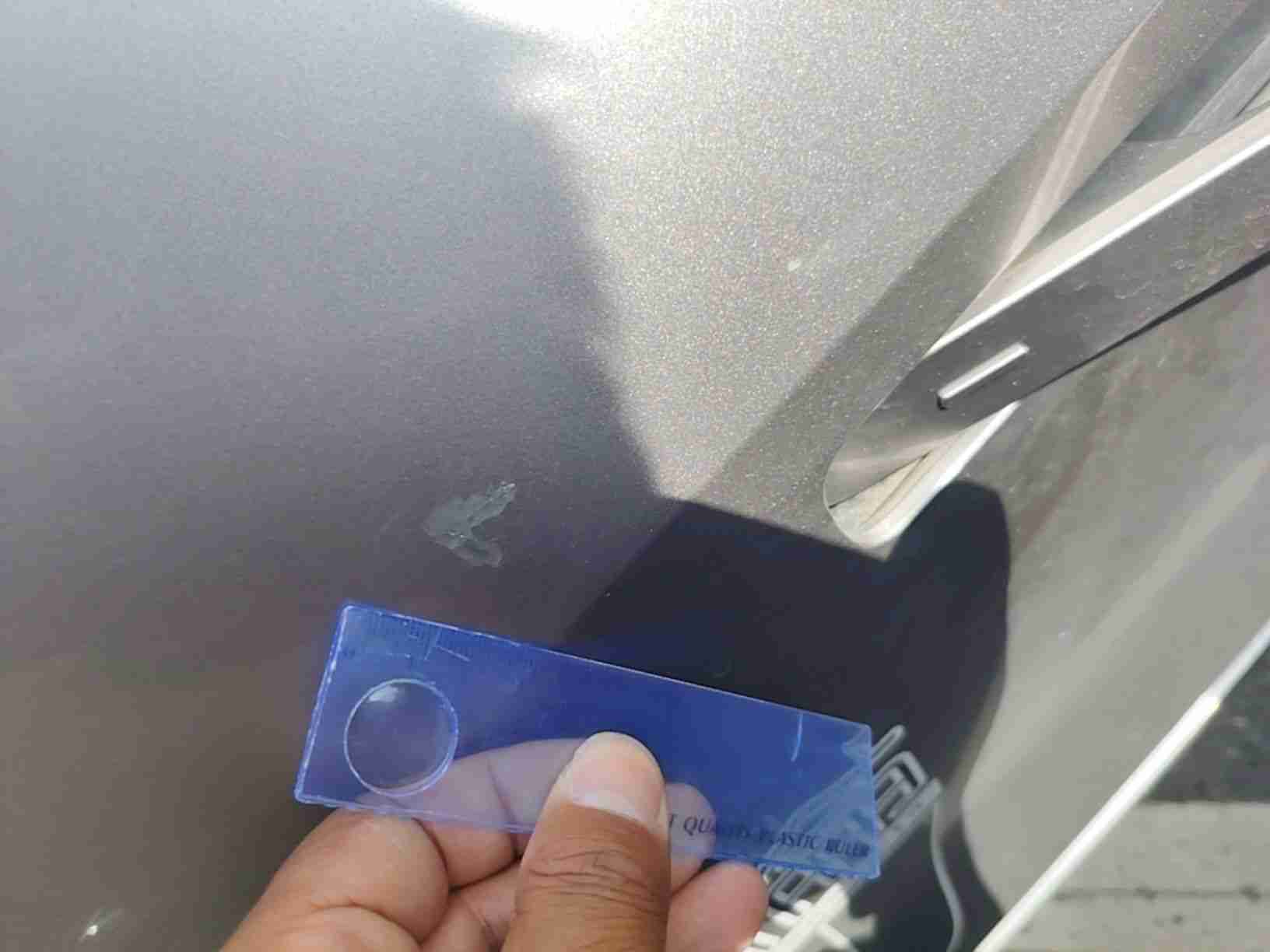 左前门漆面损伤漏底漆实拍