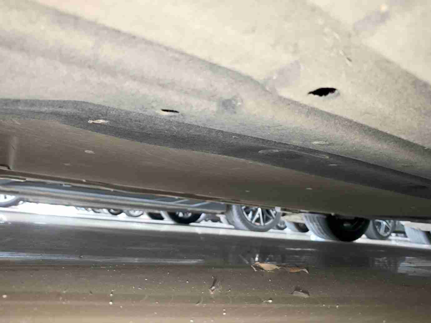 动力电池箱底护板拆卸痕迹实拍