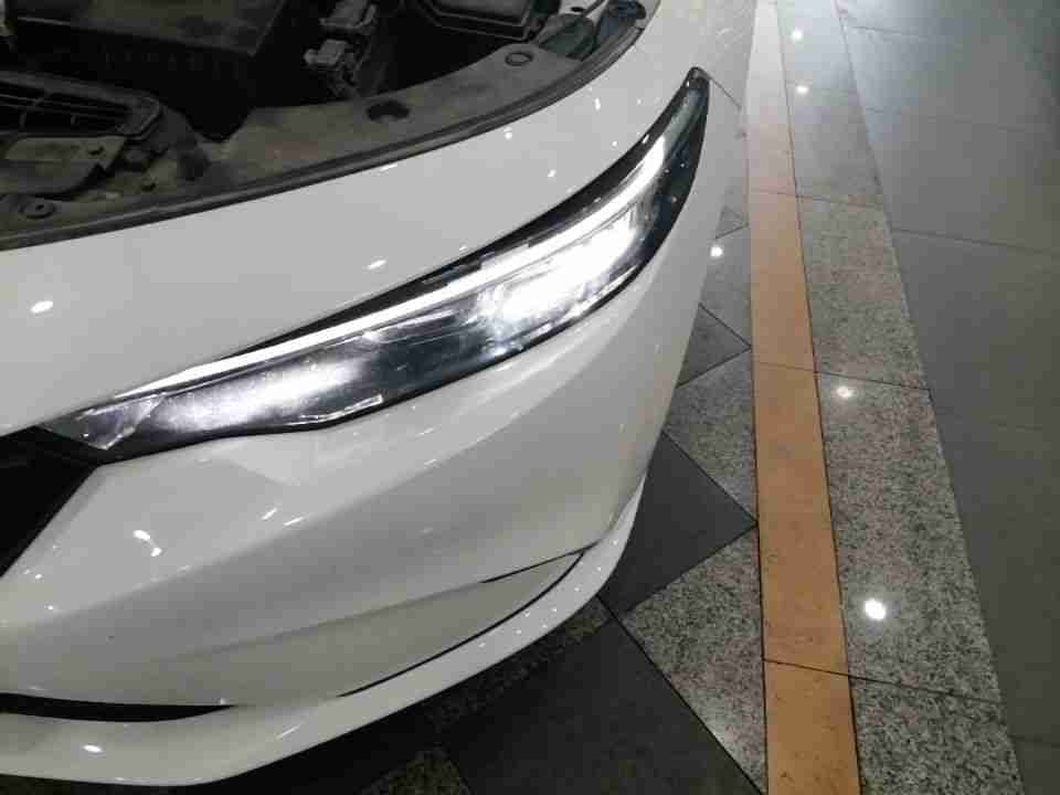 车辆前部整体外观展示
