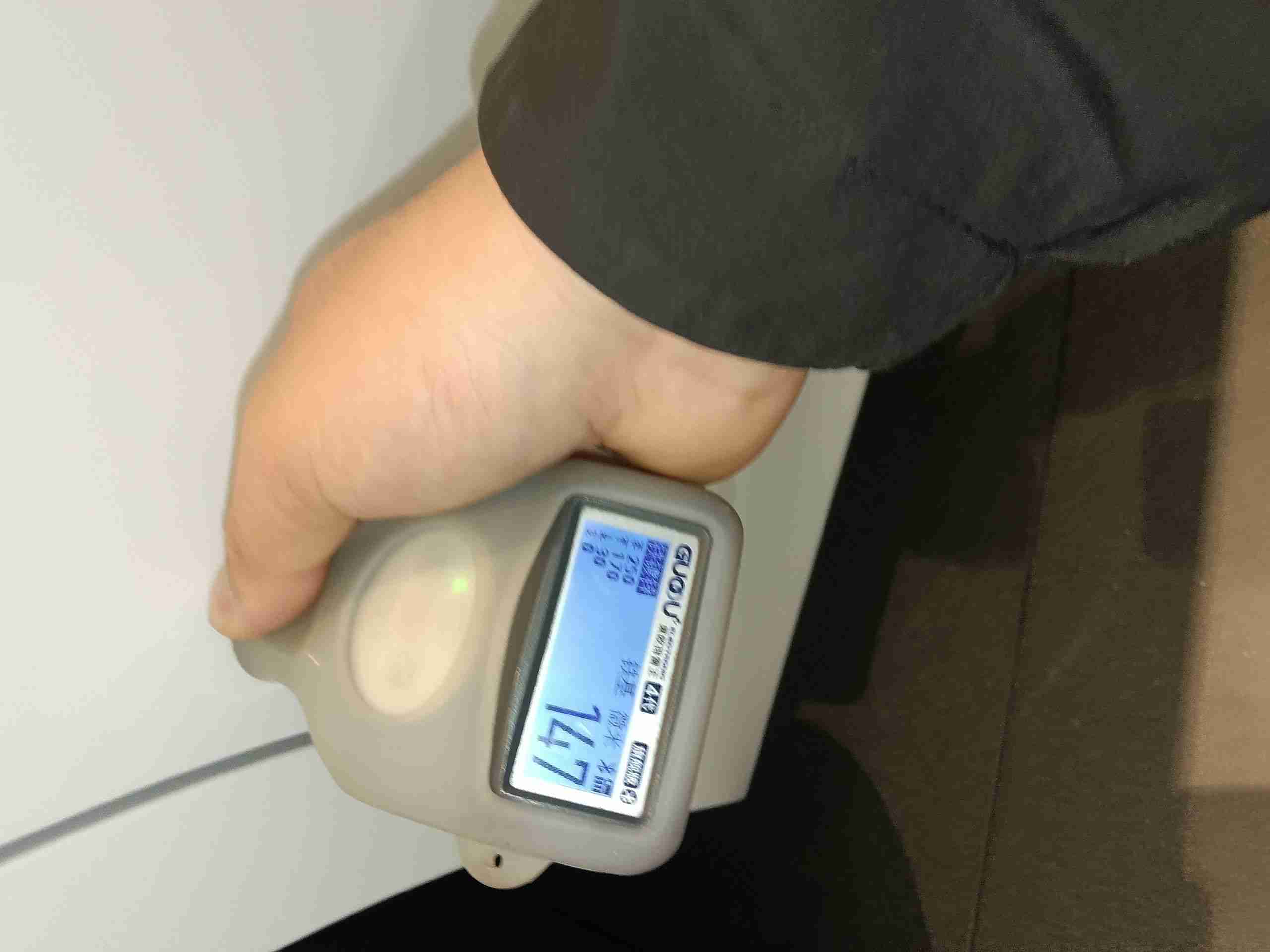 右侧后门漆面喷漆痕迹实拍