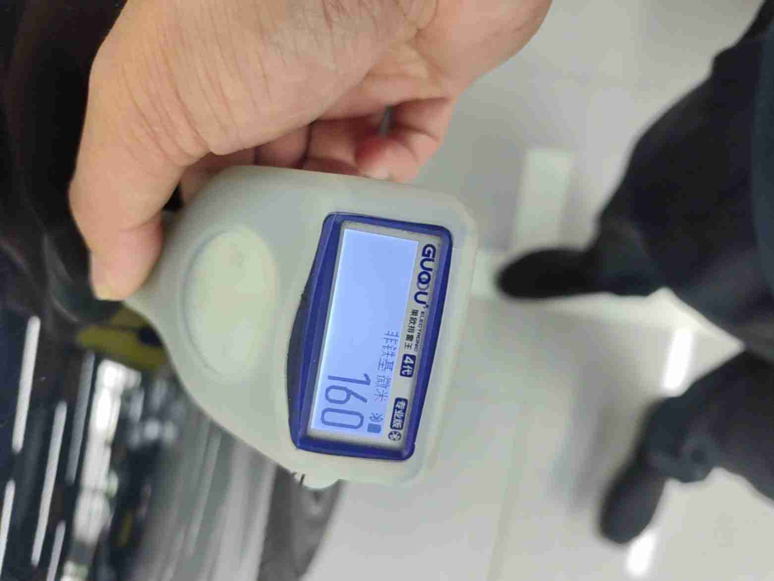 左前翼子板喷漆修复痕迹实拍