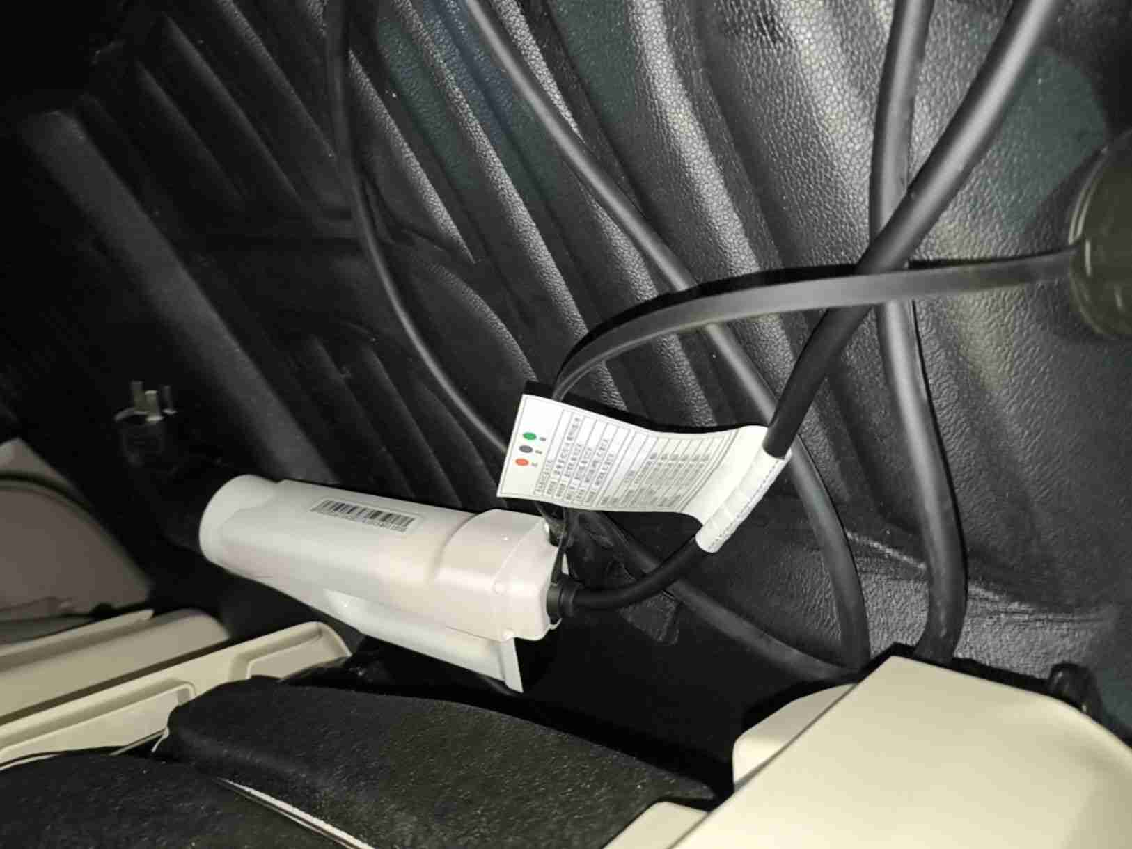 随车便携充电器实拍