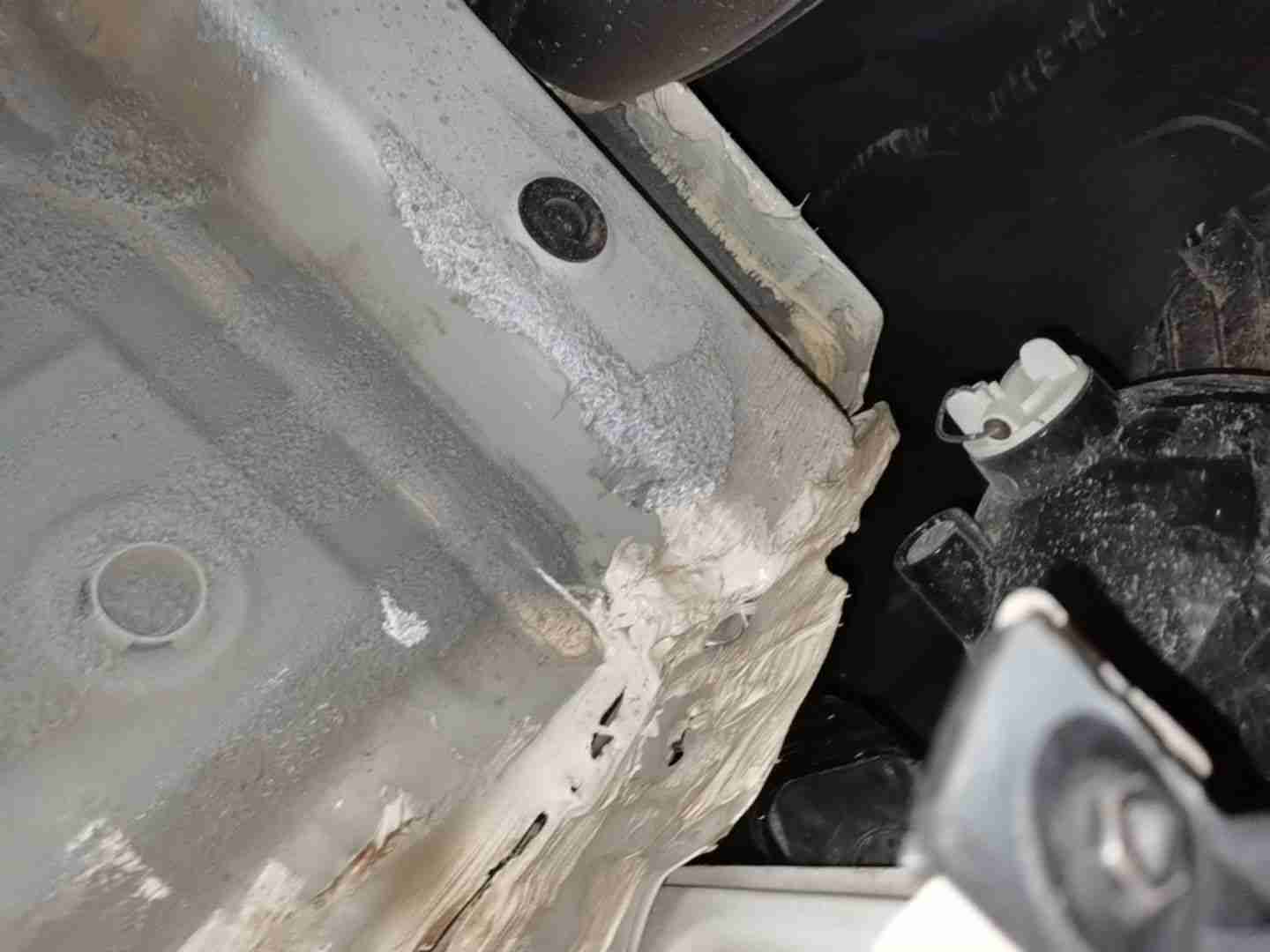 左后纵梁变形修复痕迹实拍