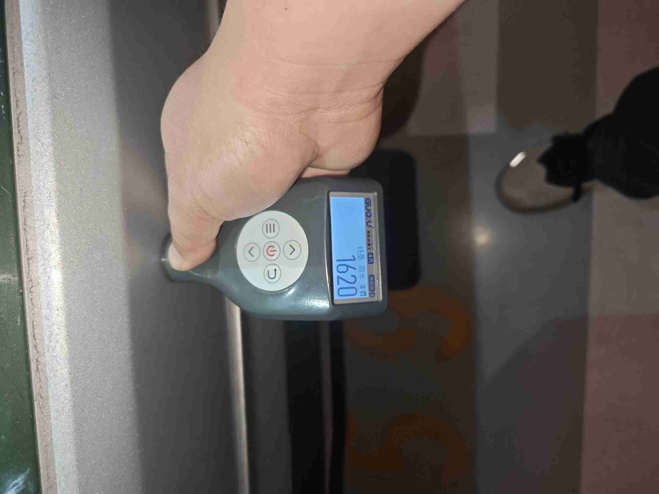 后备箱盖钣金修复痕迹实拍