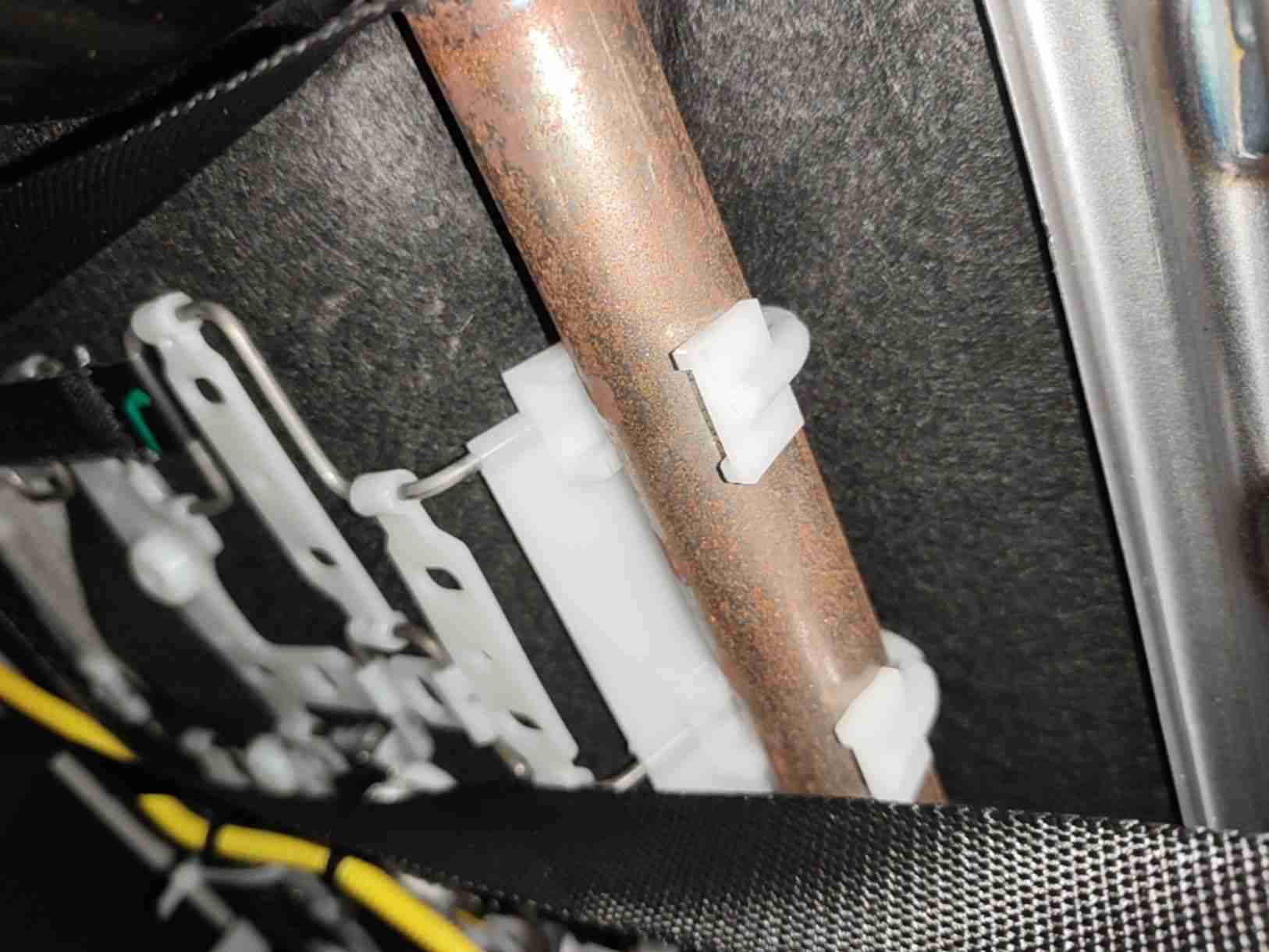 右前座椅骨架轻微锈渍实拍