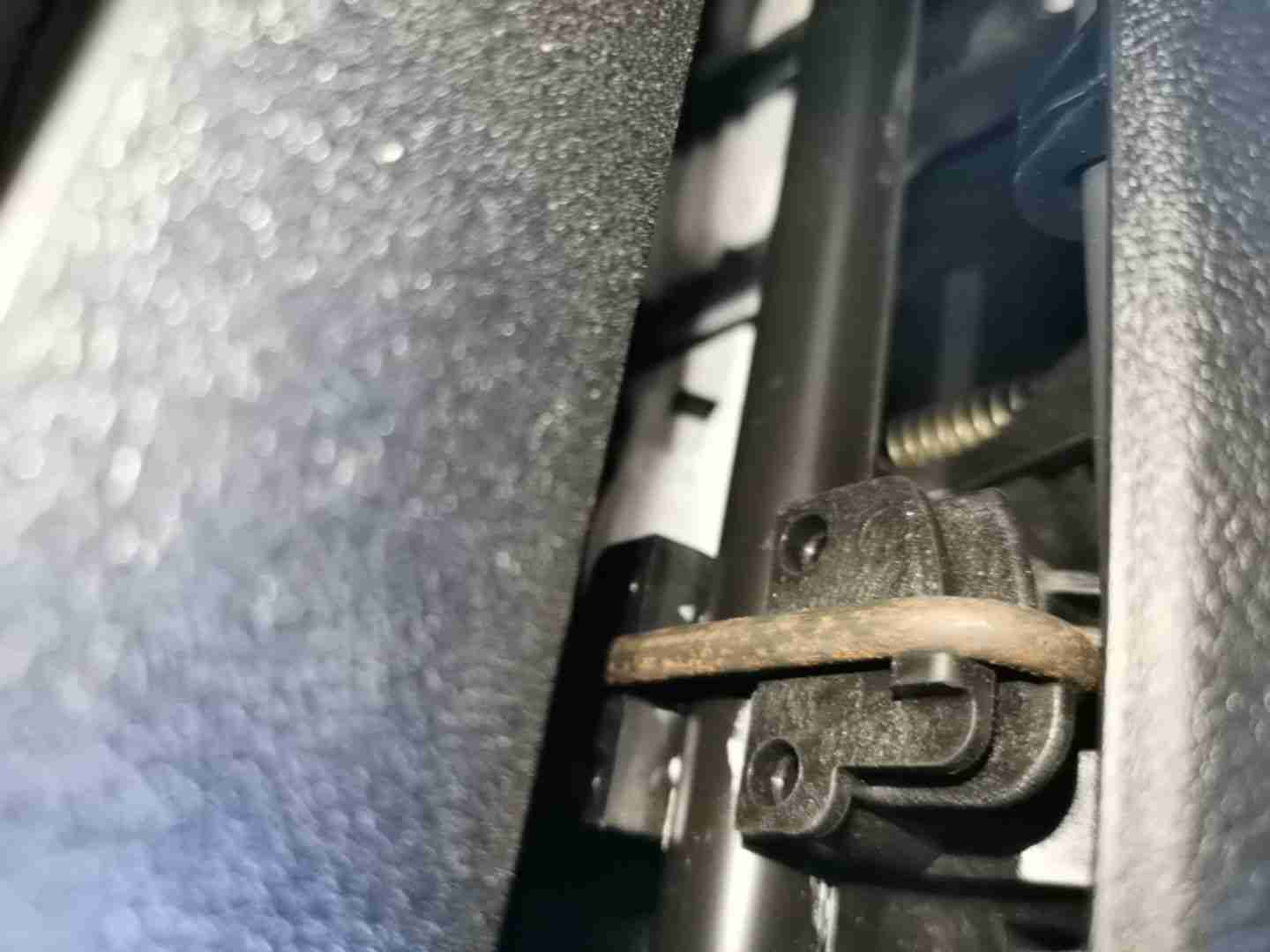 左前座椅骨架浮锈实拍