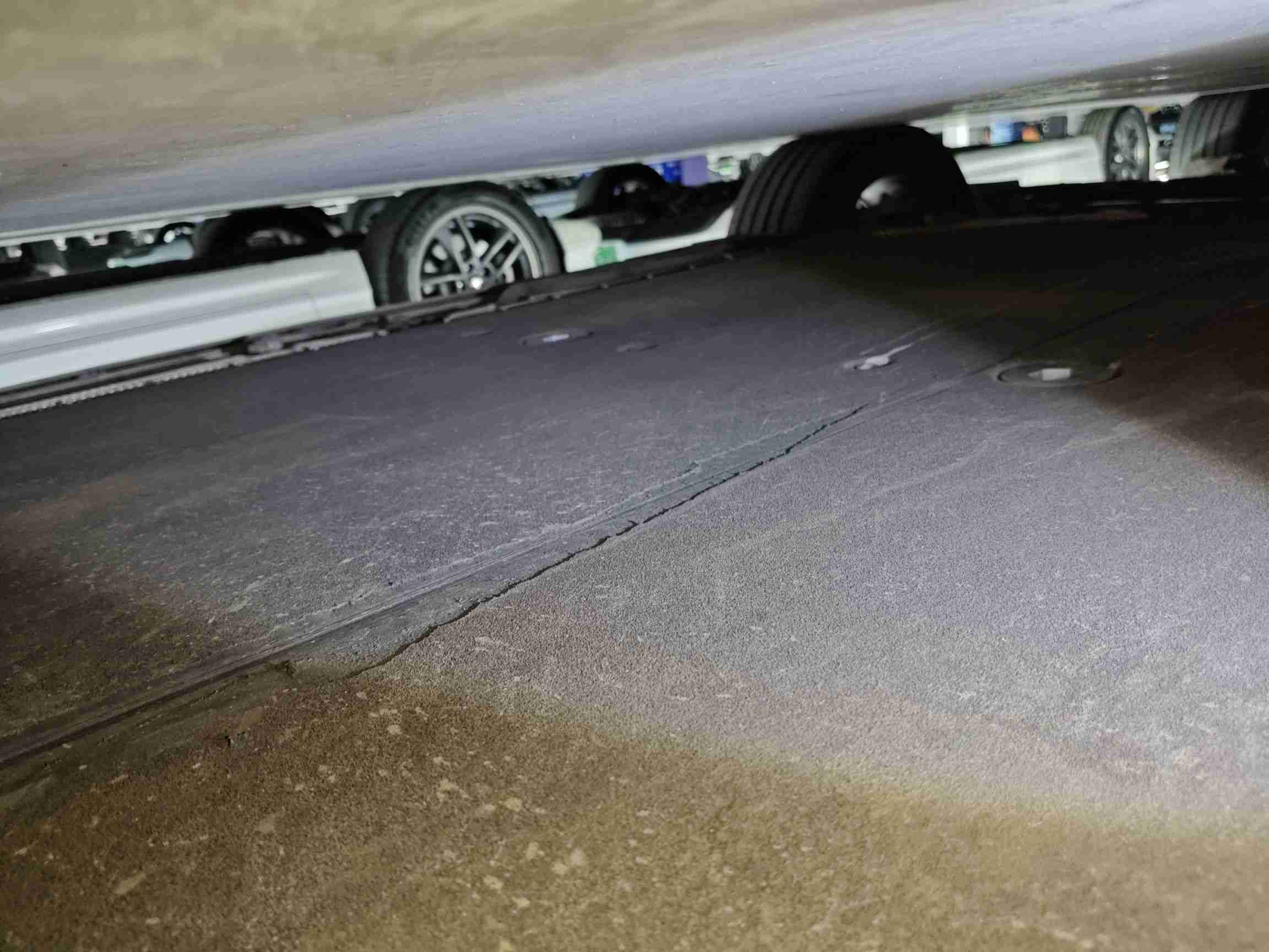 动力电池箱底板轻微剐蹭实拍