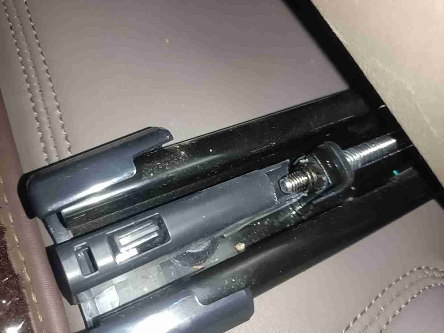 左前座椅滑轨拆卸痕迹实拍
