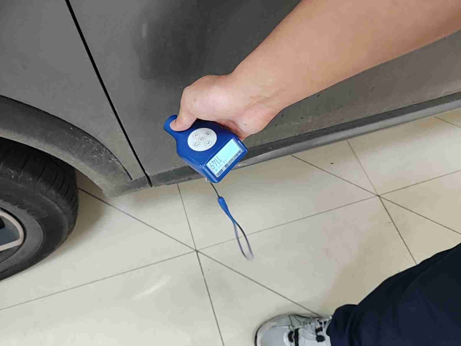 左侧前门钣金修复痕迹实拍
