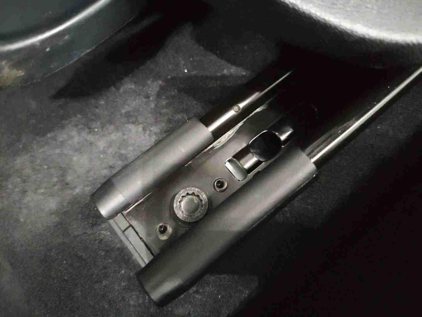 左前座椅滑轨拆卸痕迹实拍
