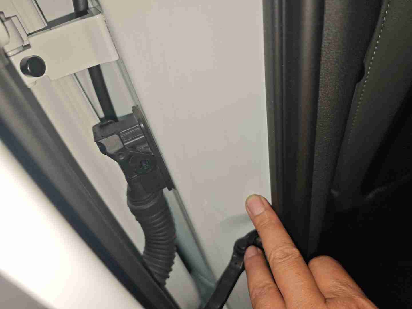左B柱内侧轻微变形情况实拍