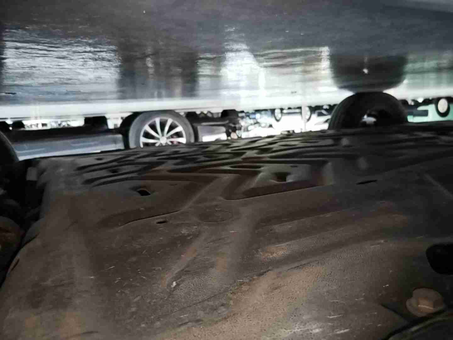 动力电池箱底护板拆卸痕迹实拍