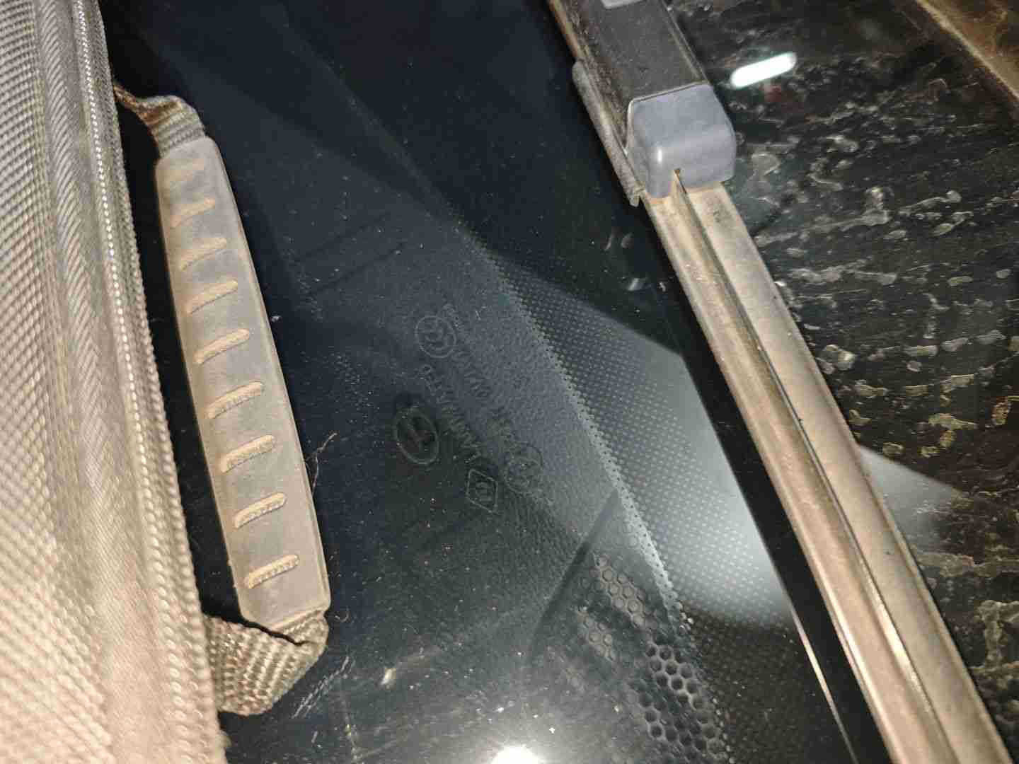 前风挡玻璃更换痕迹实拍