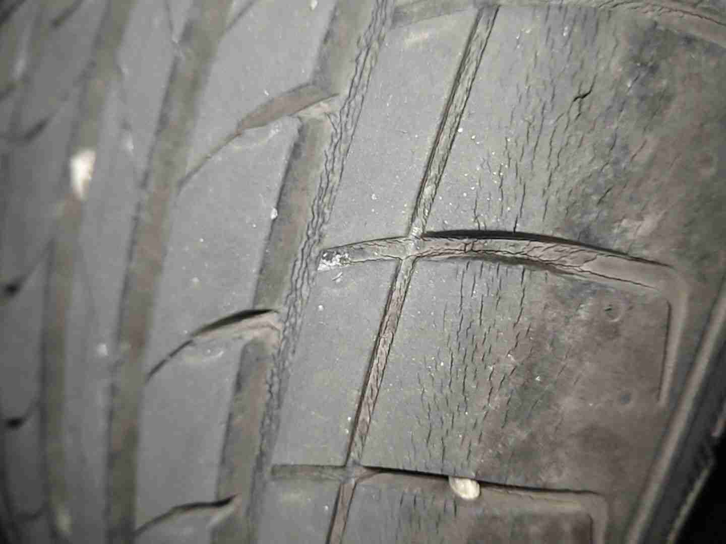 左后轮胎老化痕迹实拍