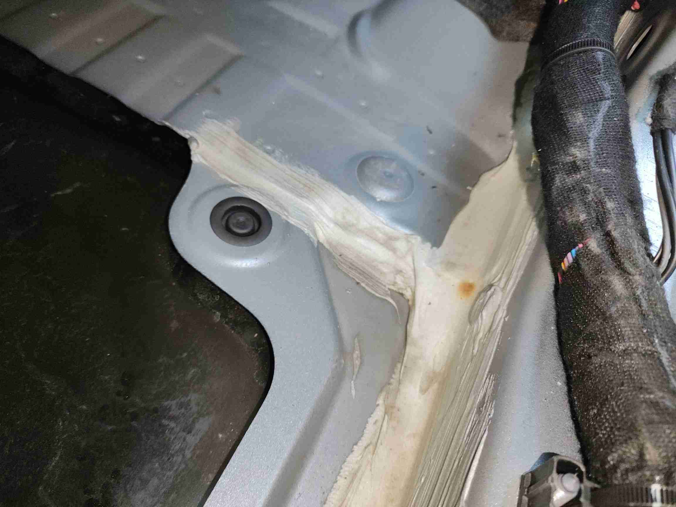 右前底板隔音胶处泥沙痕迹实拍