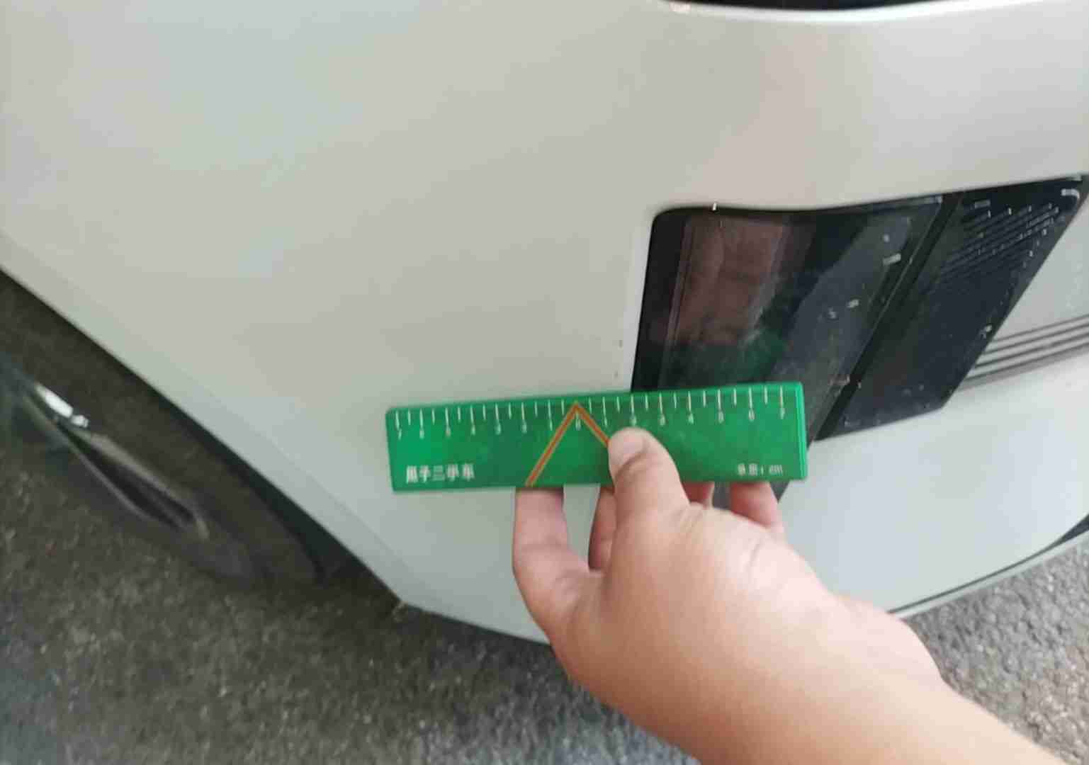 前保险杠漆面损伤实拍