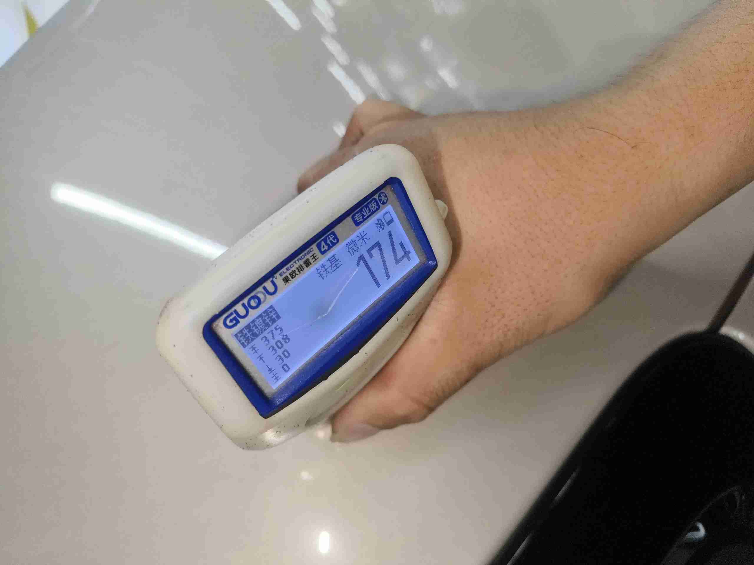 左C柱外侧漆面喷漆痕迹实拍