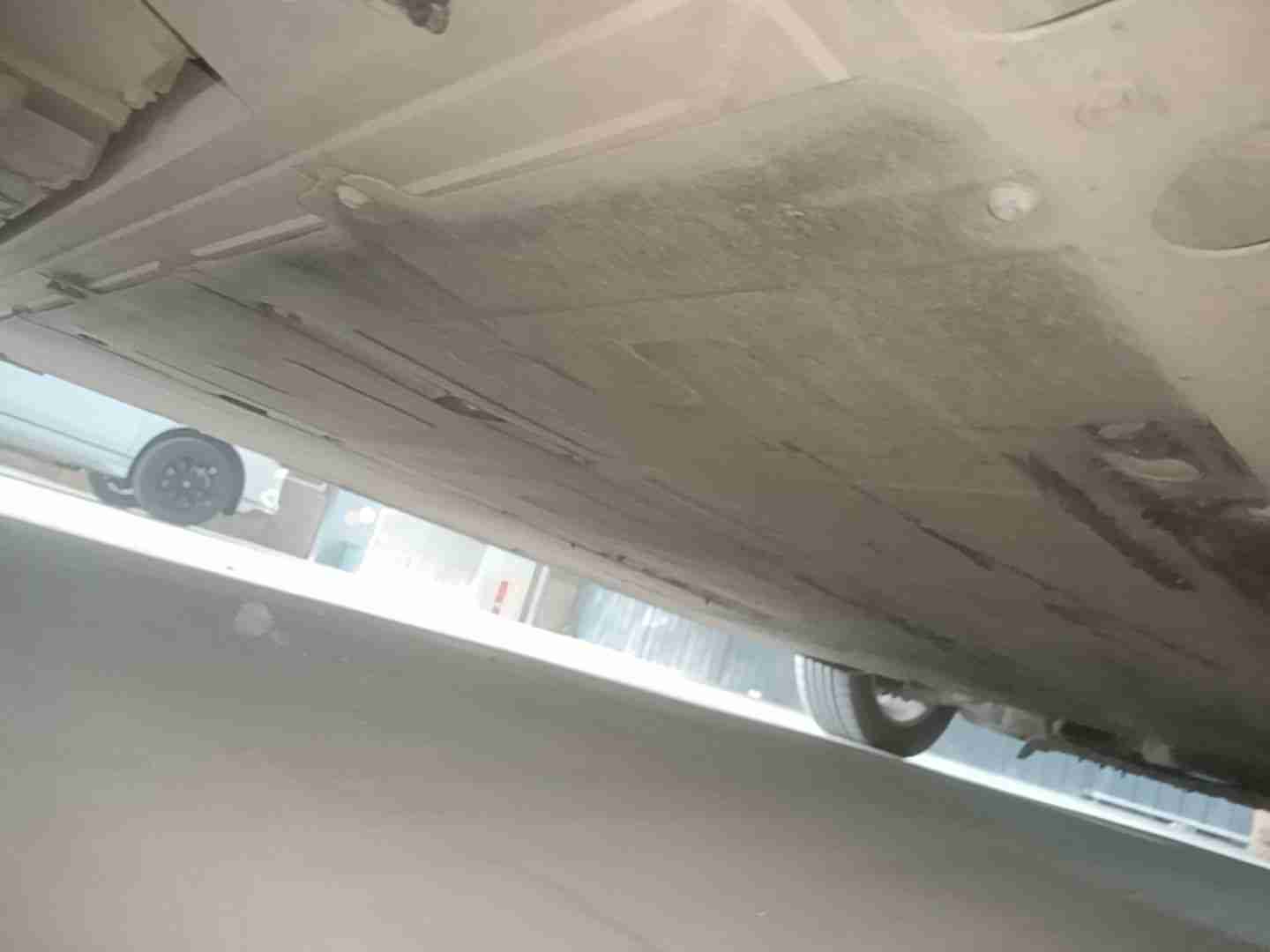 动力电池箱底护板剐蹭痕迹实拍