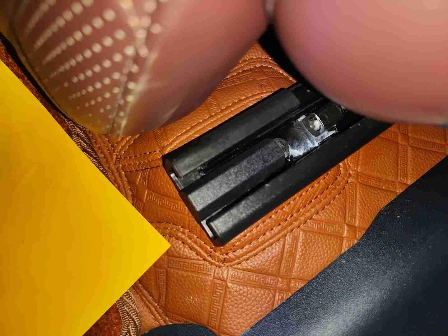 左前座椅滑轨螺丝拆卸痕迹实拍
