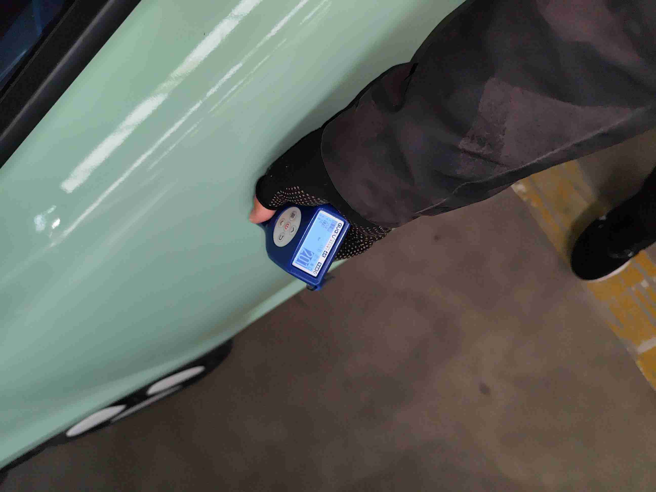 左前门喷漆修复痕迹实拍