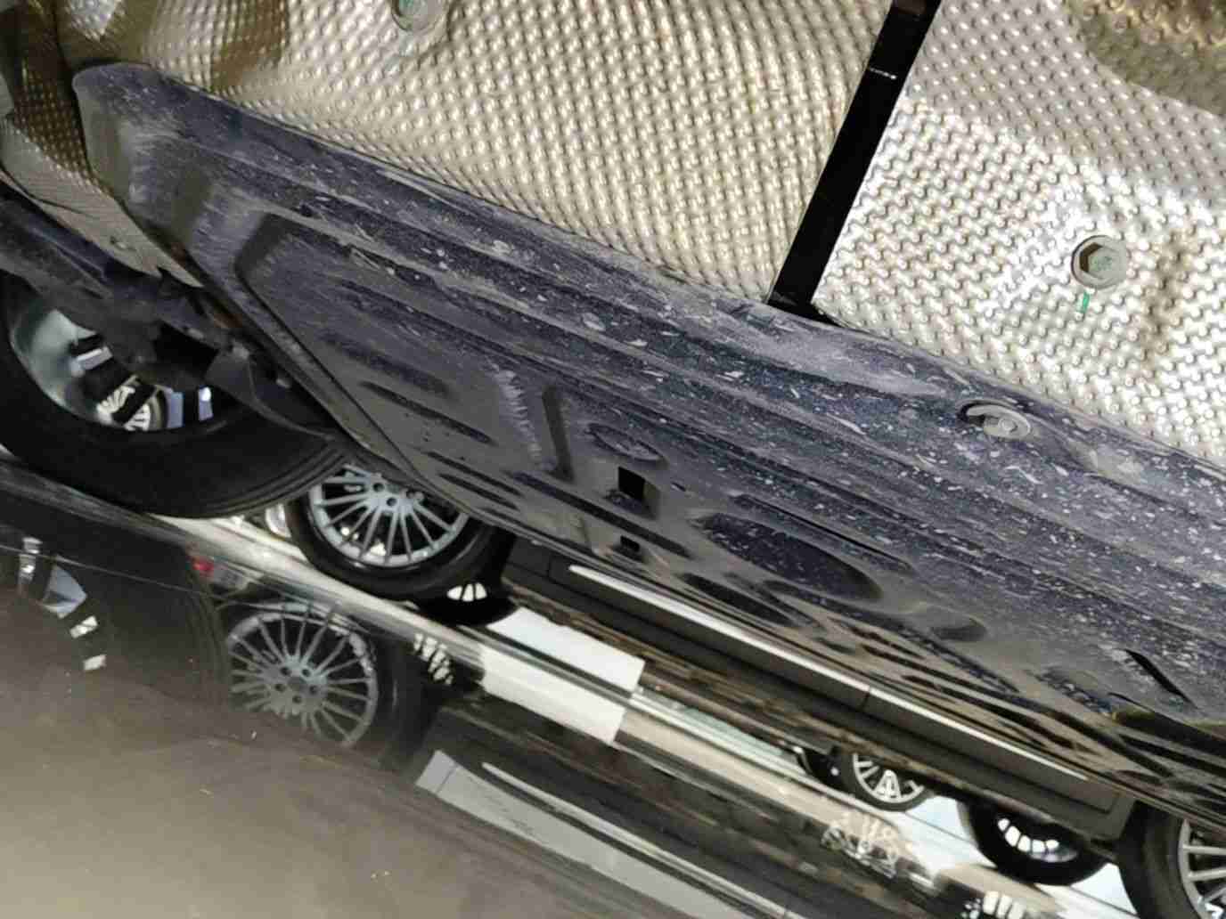 动力电池箱底护板拆卸痕迹实拍