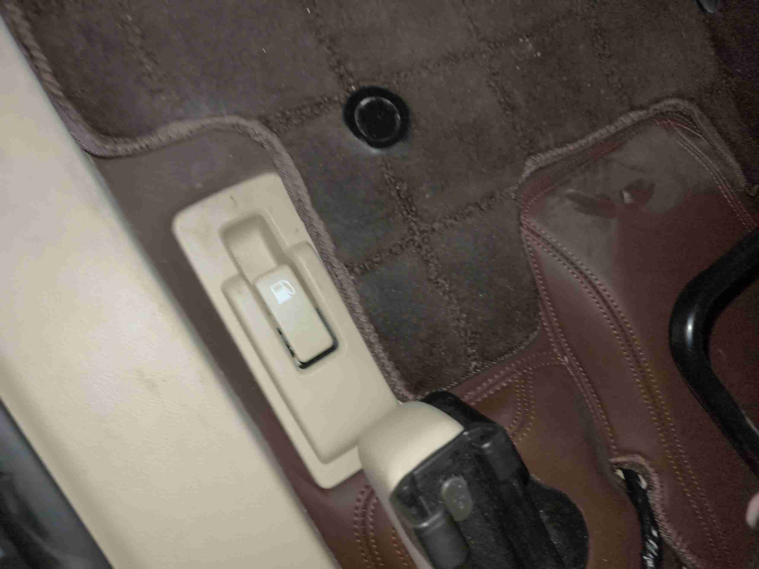 左前座椅滑轨拆卸痕迹实拍