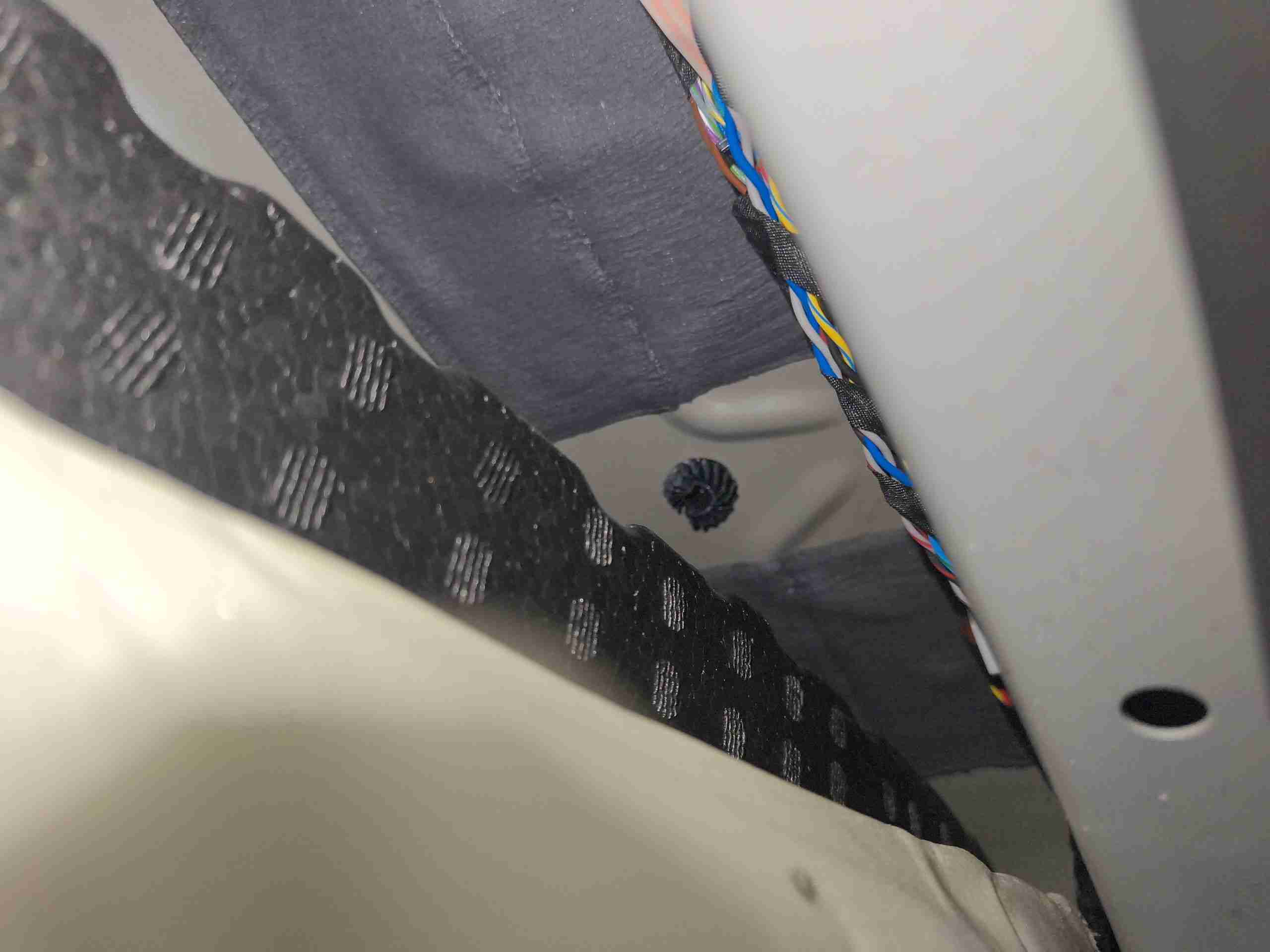 左前底板隔音胶浸水痕迹实拍