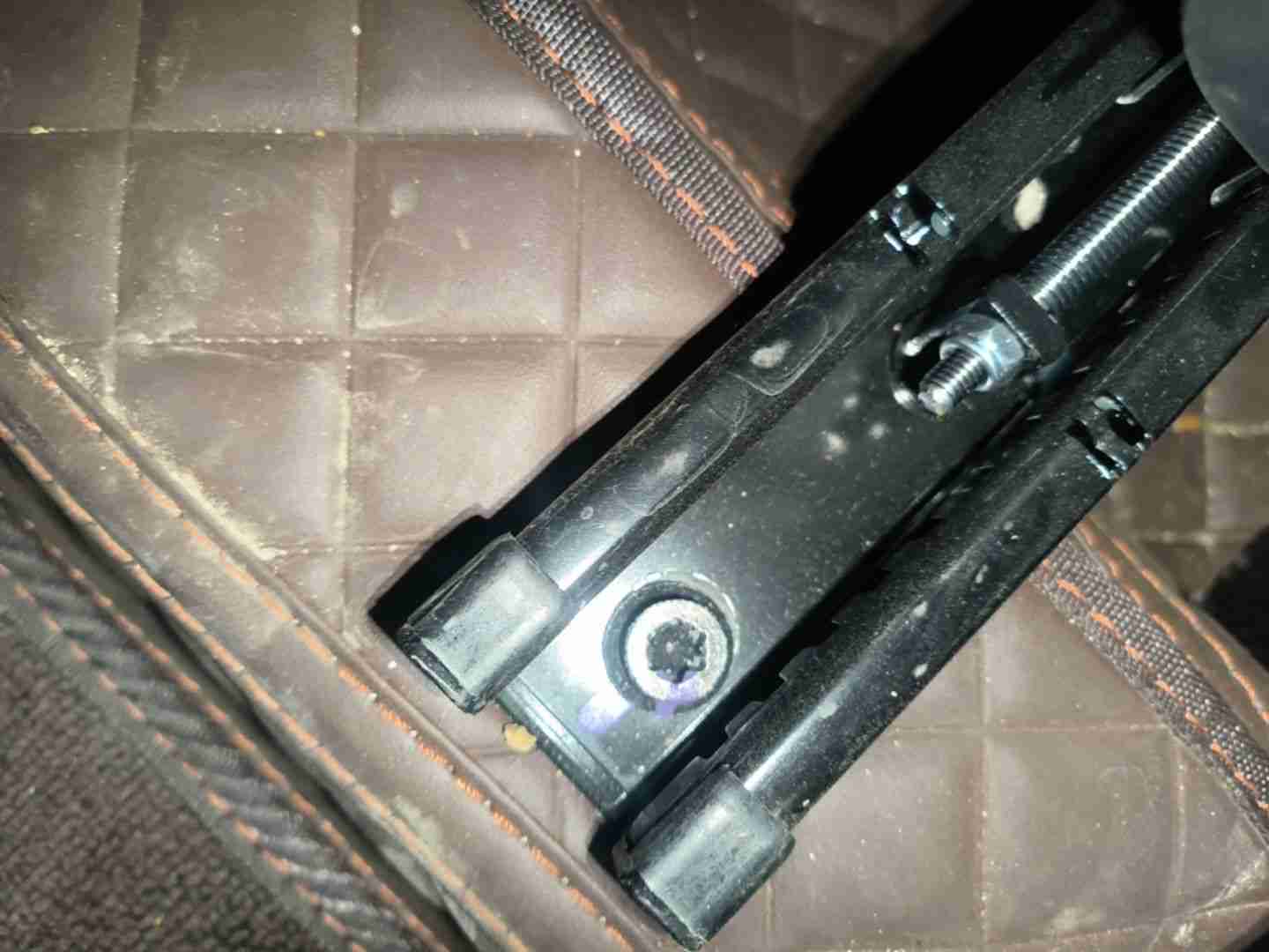 左前座椅滑轨拆卸痕迹实拍