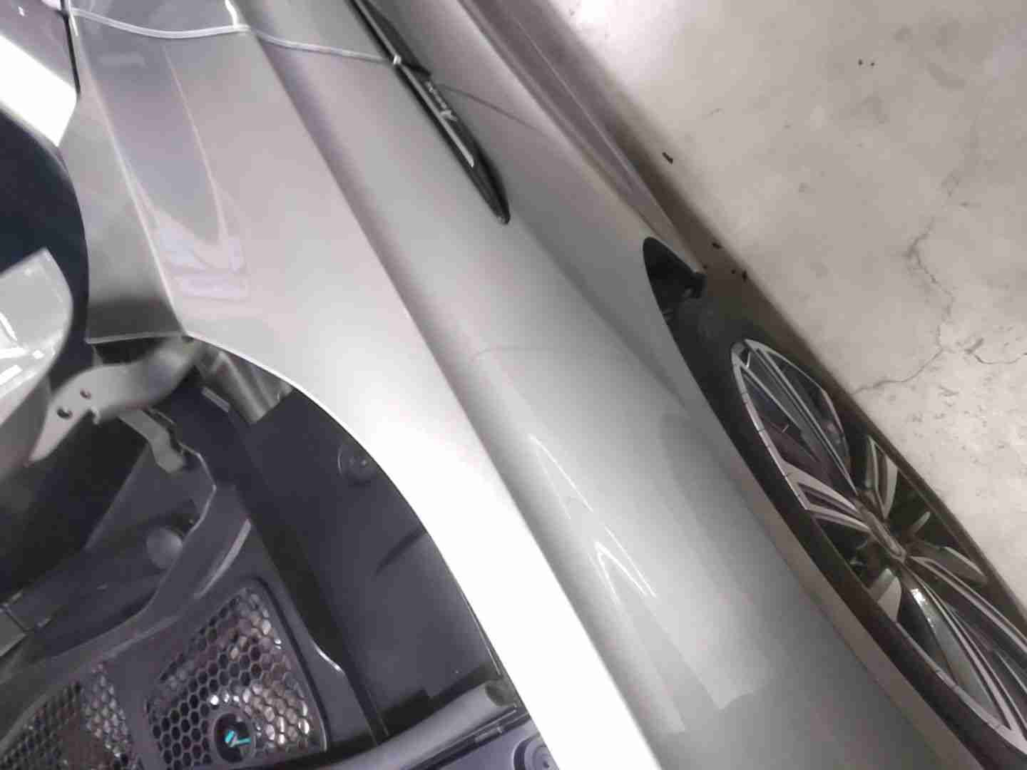 左前翼子板漆面修复痕迹实拍