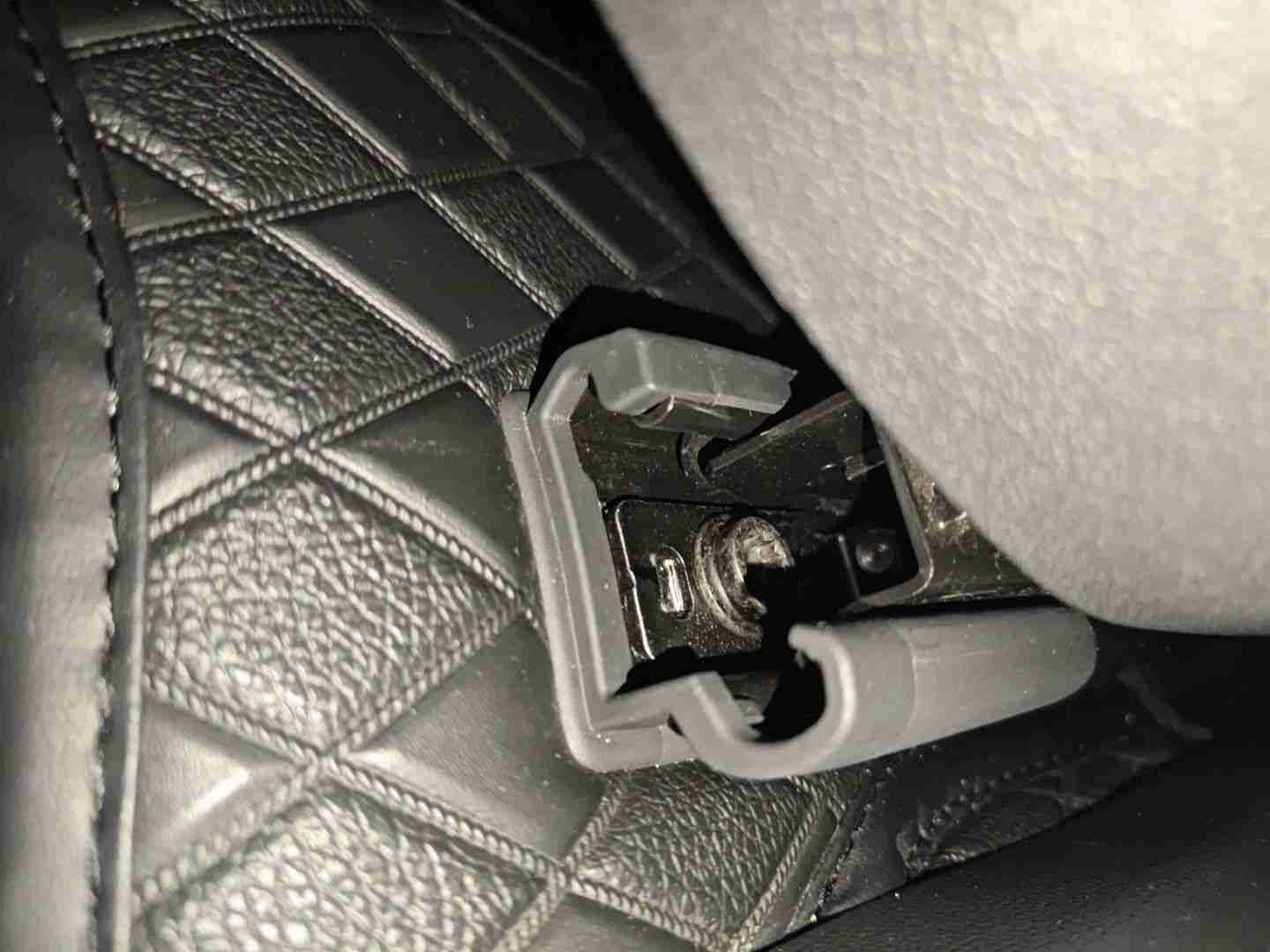 左前座椅滑轨拆卸痕迹实拍