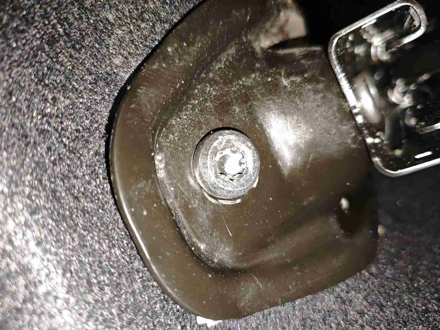 左前座椅滑轨拆卸痕迹实拍