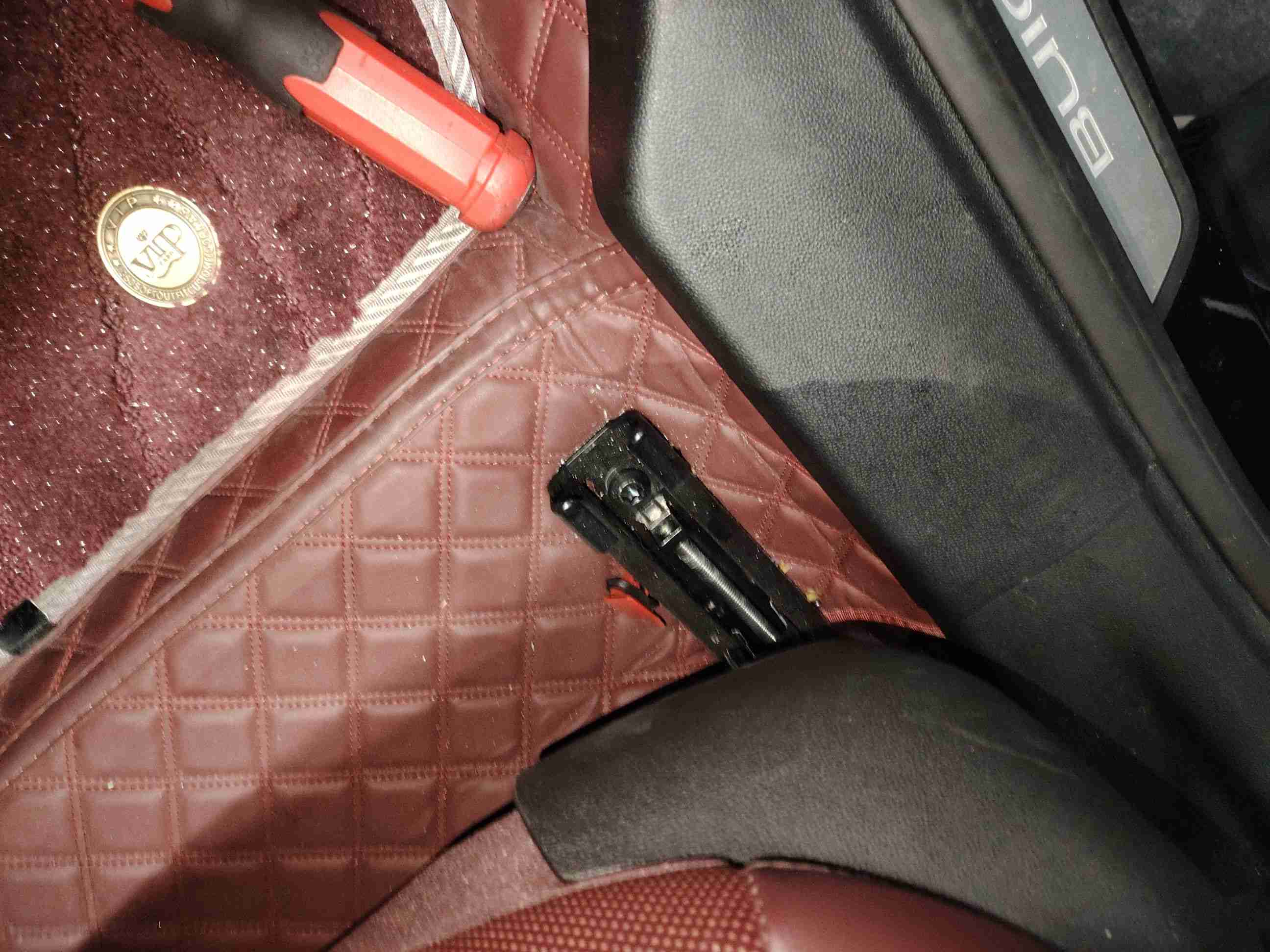 右前座椅滑轨拆卸痕迹实拍