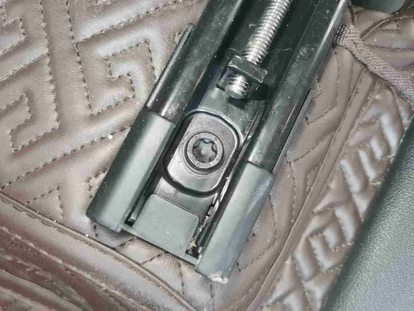 左前座椅滑轨安装螺丝拆卸痕迹实拍