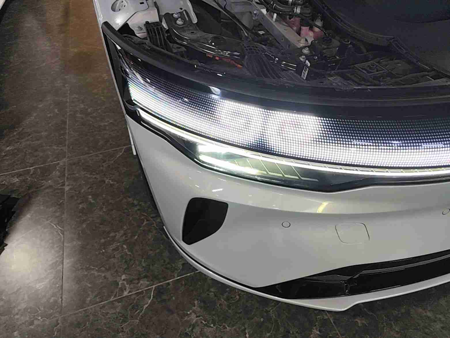 右前大灯总成为更换件