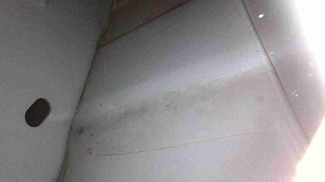 左侧门槛梁内侧浸水痕迹实拍
