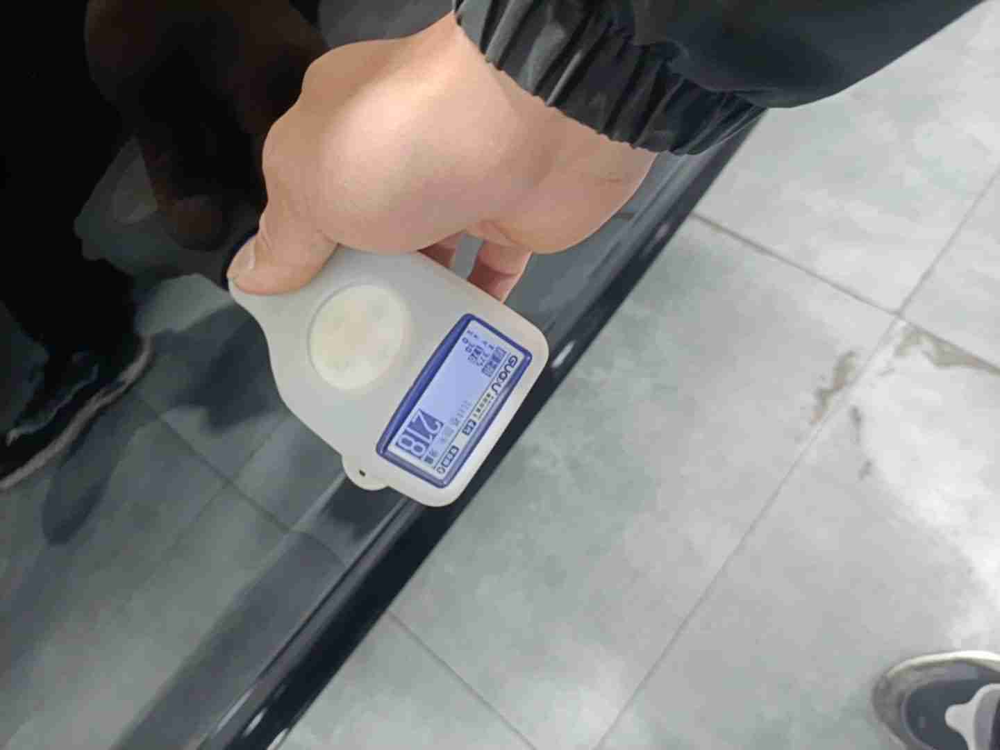 右侧前门漆面修复痕迹实拍