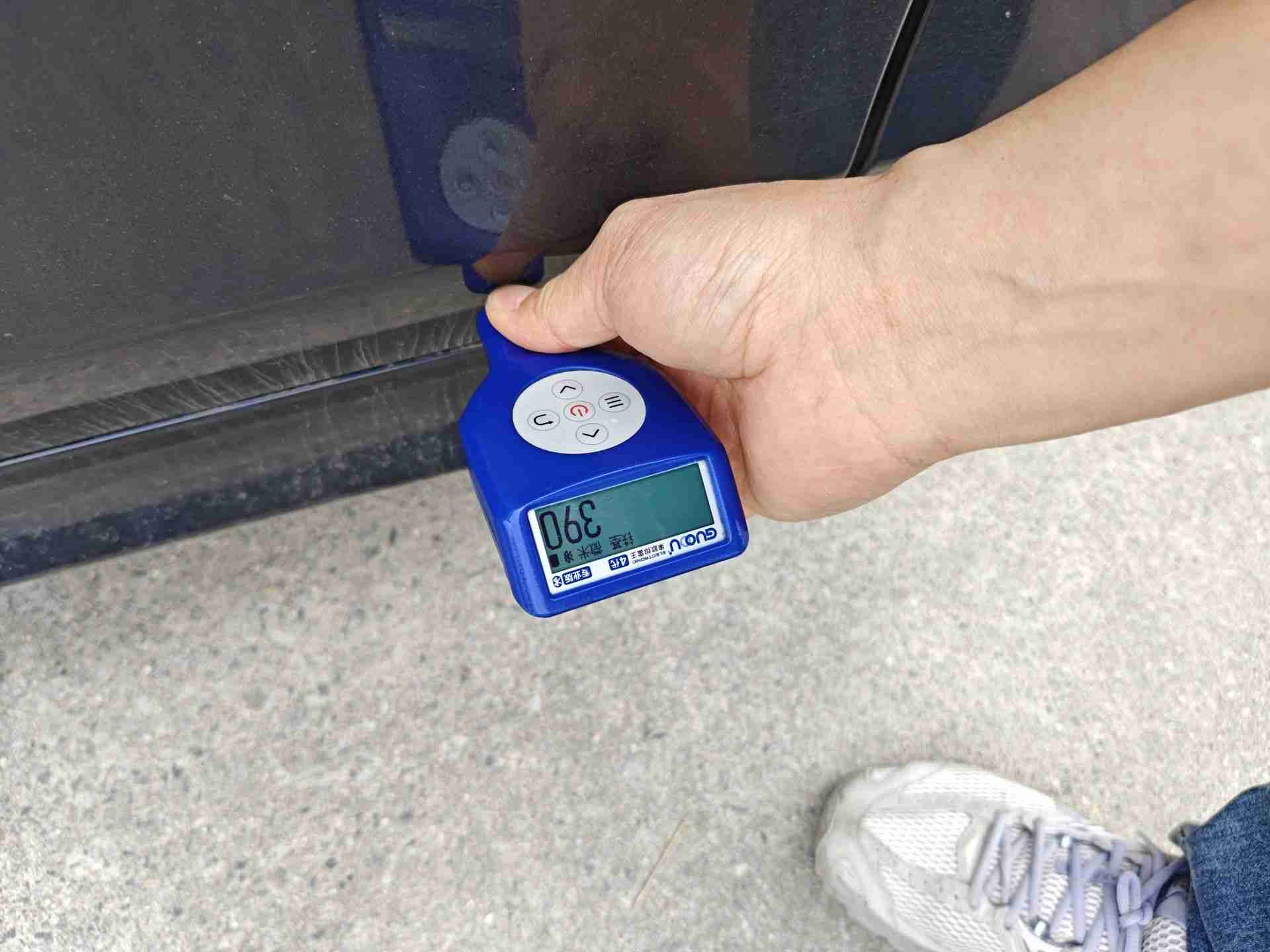 左侧前门钣金痕迹实拍