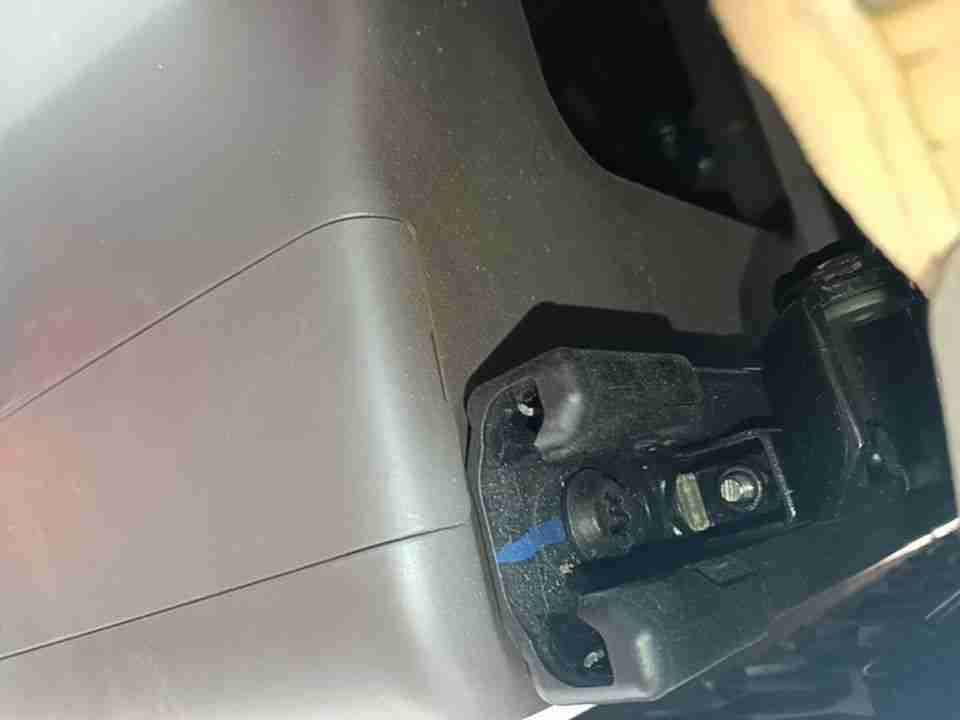 左前座椅滑轨拆卸痕迹实拍